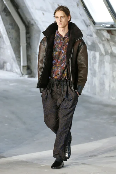 Look 16